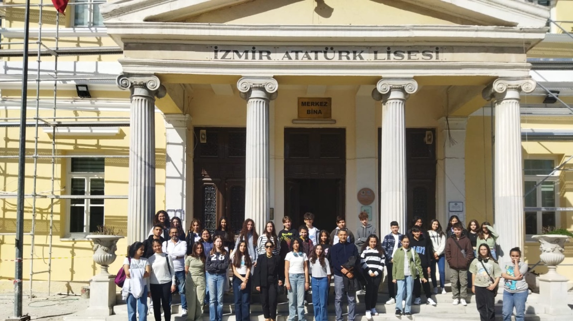 Okulumuz 8. Sınıf Öğrencilerine İzmir'deki Okullara Gezi Düzenlendi.